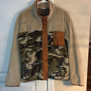 Super soft camouflage jacket with pockets, snaps and zippers